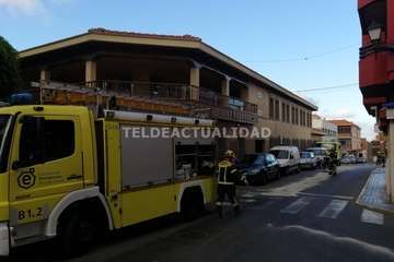 Una avería en el motor de un vehículo deja un reguero de aceite por varias calles de Los Llanos de Telde/TA.
